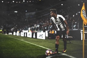 体育社区-詹姆斯新星势不可挡，利物浦未来可期——当个人英雄主义碰撞团队复兴